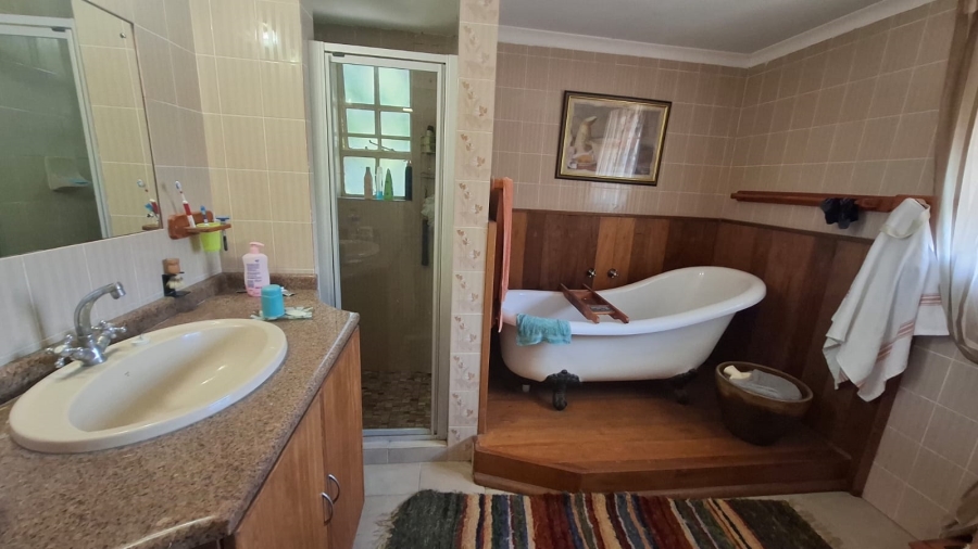 6 Bedroom Property for Sale in Mooivallei Park North West